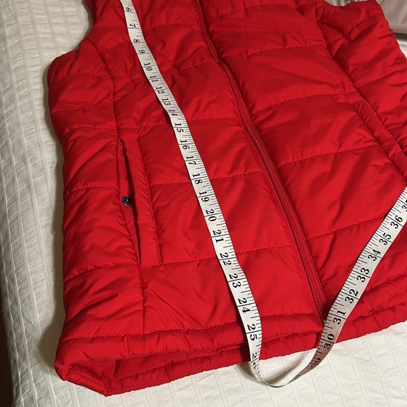 Amazon Essentials Women's Mid-Weight Puffer Vest. Excellent use condition - Picture 11 of 11